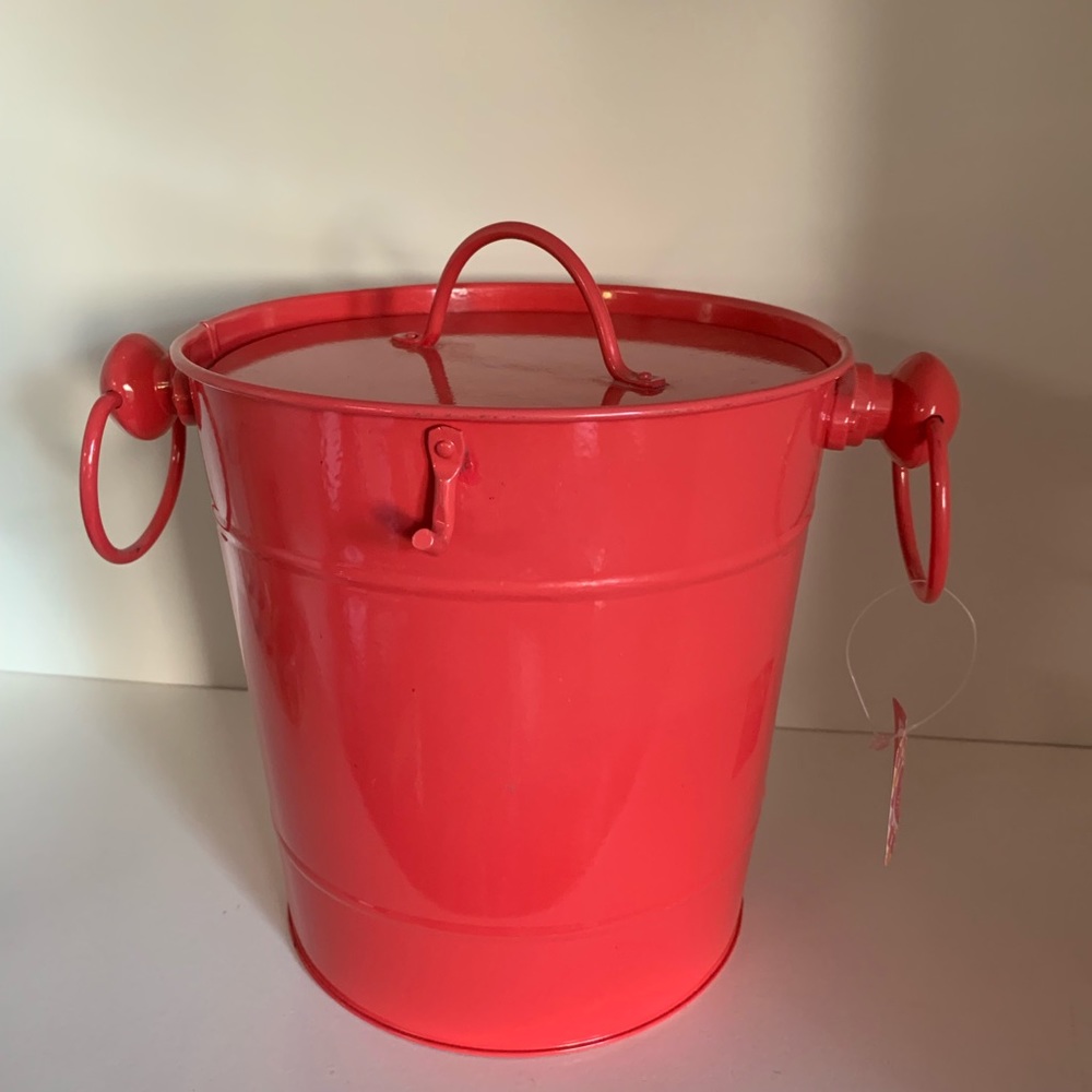 Enamel bucket with lid